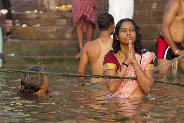 バラナシ ウッタル プラデーシュ州 インド 2018 正体不明の巡礼者早朝のガンガーの儀式お風呂 — ストック写真