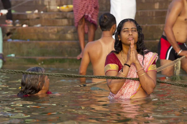 Varanasi Uttar Pradesh Índia Julho 2018 Peregrinos Não Identificados Tomando — Fotografia de Stock