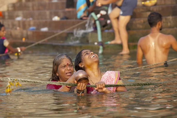印度北方邦瓦拉纳西 2018年7月7日 清晨在恒河里进行仪式浴的不明身份朝圣者 — 图库照片