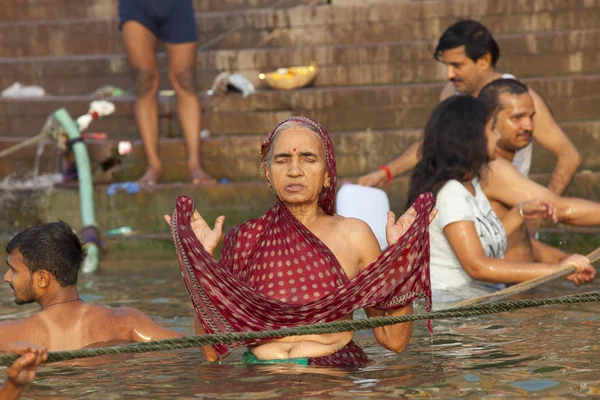 Varanasi Uttar Pradesh Índia Julho 2018 Peregrinos Não Identificados Tomando — Fotografia de Stock