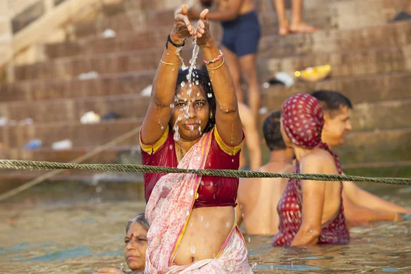 Varanasi Uttar Pradesh Índia Julho 2018 Peregrinos Não Identificados Tomando — Fotografia de Stock