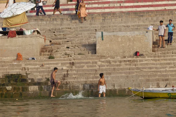 Varanasi Uttar Pradesh Inde Juillet 2018 Pèlerins Non Identifiés Prenant — Photo