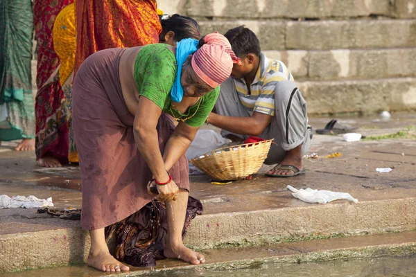 Varanasi Uttar Pradesh India Julio 2018 Peregrinos Identificados Tomando Baño — Foto de Stock