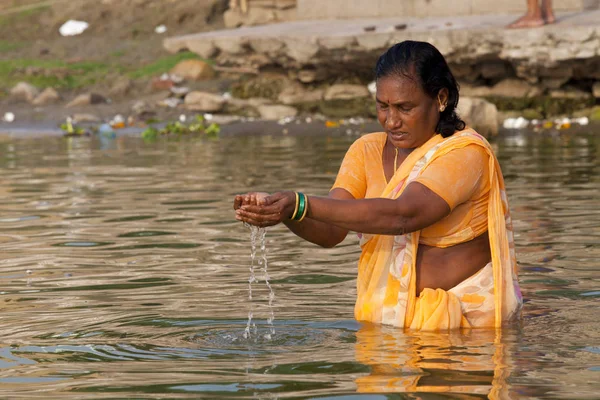 Varanasi Uttar Pradesh Índia Julho 2018 Peregrinos Não Identificados Tomando — Fotografia de Stock