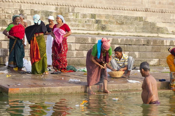 Varanasi Uttar Pradesh Indie Července 2018 Neznámé Poutníky Rituální Koupel — Stock fotografie