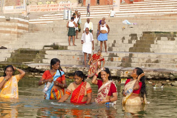 Varanasi Uttar Pradesh Indie Července 2018 Neznámé Poutníky Rituální Koupel — Stock fotografie