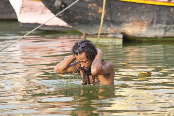 Varanasi Uttar Pradesh India Julio 2018 Peregrinos Identificados Tomando Baño — Foto de Stock