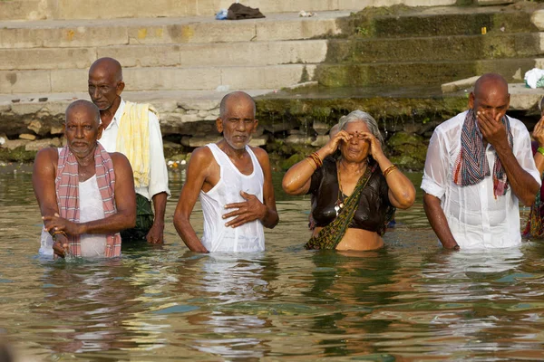 Varanasi Uttar Pradesh Índia Julho 2018 Peregrinos Não Identificados Tomando — Fotografia de Stock