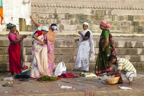 Varanasi Uttar Pradesh India Julio 2018 Peregrinos Identificados Tomando Baño — Foto de Stock