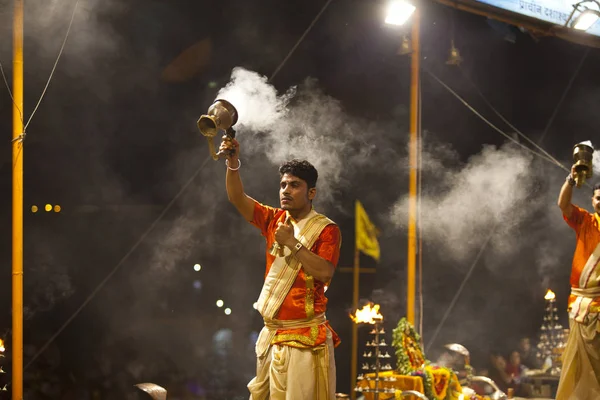 Varanasi, Uttar Pradesh, Hindistan - 7 Temmuz 2018: Ganga Aarti töreninde Dasashvamedh Ghat bin namazı ile her evenning.