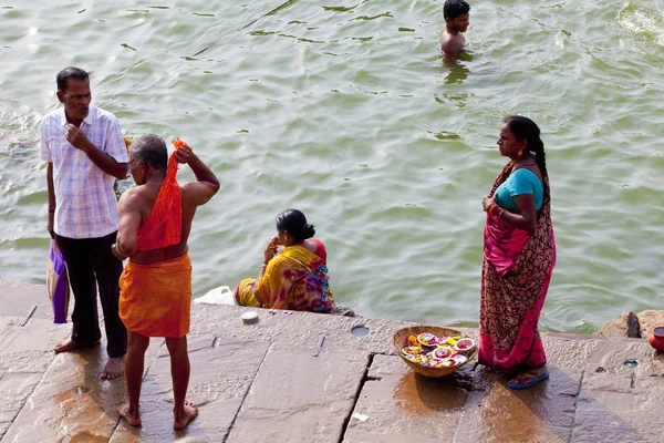 Varanasi Uttar Pradesh Índia Julho 2018 Peregrinos Que Tomam Banho — Fotografia de Stock