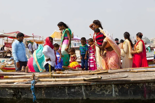 Varanasi Uttar Pradesh India Июля 2018 Года Пилигримы Купаются Проводят — стоковое фото