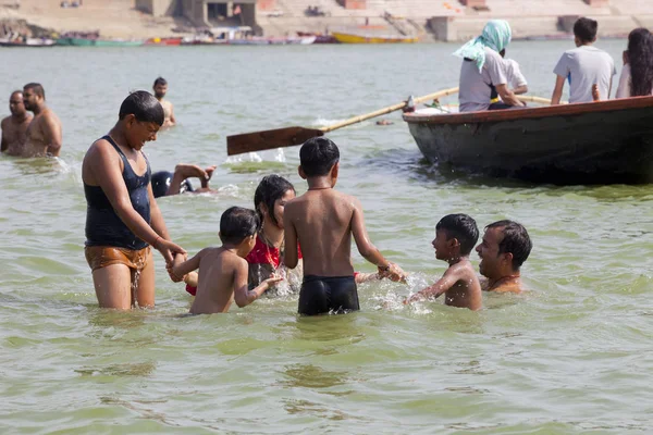 Varanasi Uttar Pradesh Índia Julho 2018 Peregrinos Que Tomam Banho — Fotografia de Stock