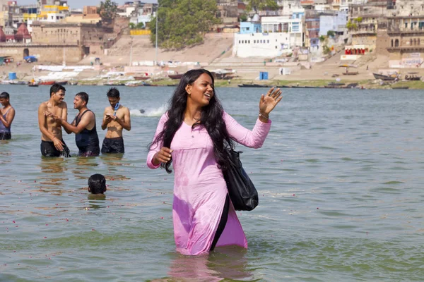 Varanasi Uttar Pradesh Indie Července 2018 Poutníci Koupání Provádění Rituálu — Stock fotografie