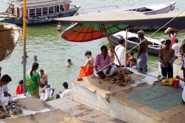印度北方邦瓦拉纳西 2018年7月10日 清晨朝圣者沐浴和表演仪式在水神圣的恒河畔 — 图库照片