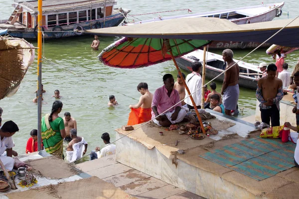 Varanasi Uttar Pradesh Índia Julho 2018 Peregrinos Que Tomam Banho — Fotografia de Stock