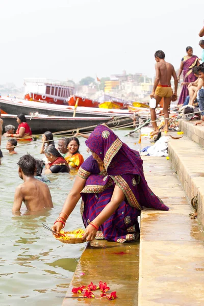 Varanasi Uttar Pradesh Índia Julho 2018 Peregrinos Que Tomam Banho — Fotografia de Stock