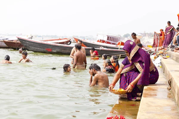 バラナシ ウッタル プラデーシュ州 インド 2018 巡礼者の入浴や早朝に水聖なるガンジス川で儀式を実行します — ストック写真