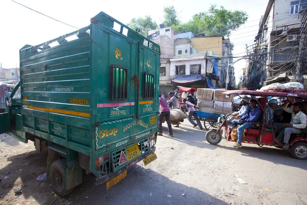 Νέο Δελχί Ινδία Ιουλίου 2018 Θέα Στην Πολυσύχναστη Οδό Rickshaws — Φωτογραφία Αρχείου