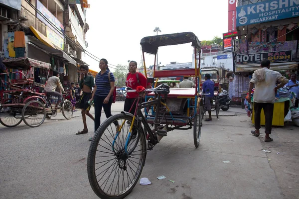 Νέο Δελχί Ινδία Ιουλίου 2018 Θέα Στην Πολυσύχναστη Οδό Rickshaws — Φωτογραφία Αρχείου