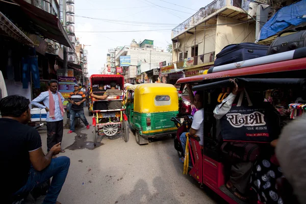 Yeni Delhi, Hindistan - 18 Temmuz 2018: Rickshaws, motosiklet, kalabalık sokak trafik ve ana ın Bazaarı ya da Paharganj ile kalabalık sokak görünümüne.