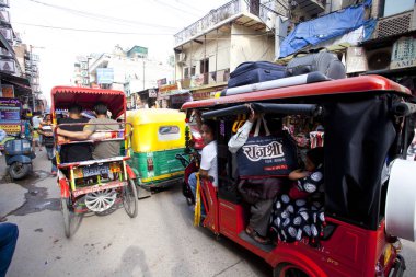 Yeni Delhi, Hindistan - 18 Temmuz 2018: Rickshaws, motosiklet, kalabalık sokak trafik ve ana ın Bazaarı ya da Paharganj ile kalabalık sokak görünümüne. 