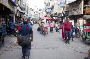Yeni Delhi, Hindistan - 18 Temmuz 2018: Rickshaws, motosiklet, kalabalık sokak trafik ve ana ın Bazaarı ya da Paharganj ile kalabalık sokak görünümüne. 