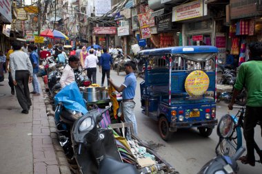 Yeni Delhi, Hindistan - 19 Temmuz 2018: Rickshaws, motosiklet, kalabalık sokak trafik ve ana ın Bazaarı ya da Paharganj ile kalabalık sokak görünümüne.