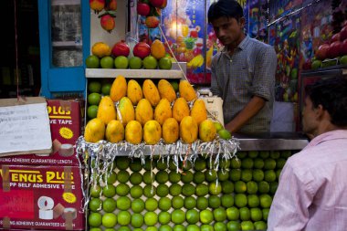 Yeni Delhi, Hindistan - 19 Temmuz 2018: Rickshaws, motosiklet, kalabalık sokak trafik ve ana ın Bazaarı ya da Paharganj ile kalabalık sokak görünümüne.
