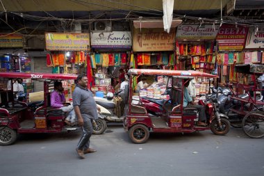 Yeni Delhi, Hindistan - 19 Temmuz 2018: Rickshaws, motosiklet, kalabalık sokak trafik ve ana ın Bazaarı ya da Paharganj ile kalabalık sokak görünümüne.