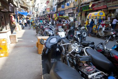 Yeni Delhi, Hindistan - 19 Temmuz 2018: Rickshaws, motosiklet, kalabalık sokak trafik ve ana ın Bazaarı ya da Paharganj ile kalabalık sokak görünümüne.