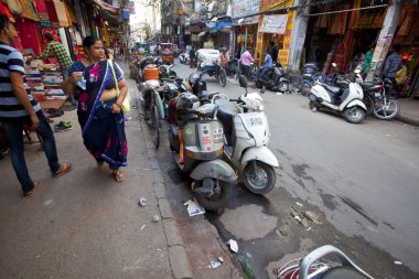 Yeni Delhi, Hindistan - 19 Temmuz 2018: Rickshaws, motosiklet, kalabalık sokak trafik ve ana ın Bazaarı ya da Paharganj ile kalabalık sokak görünümüne.