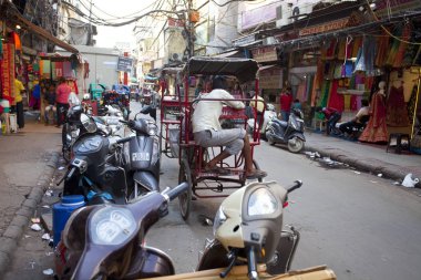 Yeni Delhi, Hindistan - 19 Temmuz 2018: Rickshaws, motosiklet, kalabalık sokak trafik ve ana ın Bazaarı ya da Paharganj ile kalabalık sokak görünümüne.