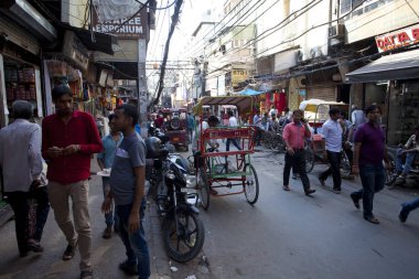 Yeni Delhi, Hindistan - 19 Temmuz 2018: Rickshaws, motosiklet, kalabalık sokak trafik ve ana ın Bazaarı ya da Paharganj ile kalabalık sokak görünümüne.