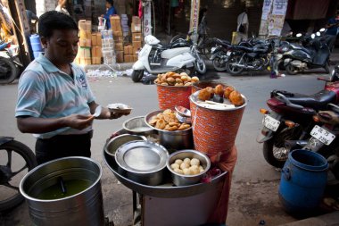 Yeni Delhi, Hindistan - 19 Temmuz 2018: Rickshaws, motosiklet, kalabalık sokak trafik ve ana ın Bazaarı ya da Paharganj ile kalabalık sokak görünümüne.