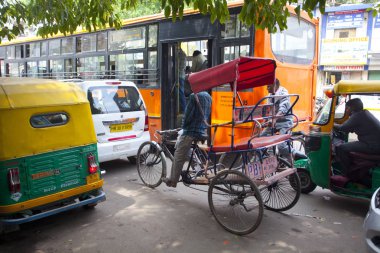 Yeni Delhi, Hindistan - 21 Temmuz 2018: Rickshaws, motosiklet, kalabalık sokak trafik ve ana ın Bazaarı ya da Paharganj ile kalabalık sokak görünümüne.