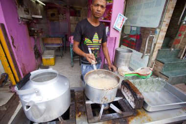 Yeni Delhi, Hindistan - 21 Temmuz 2018: Rickshaws, motosiklet, kalabalık sokak trafik ve ana ın Bazaarı ya da Paharganj ile kalabalık sokak görünümüne.