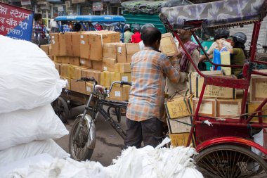 Yeni Delhi, Hindistan - 21 Temmuz 2018: Rickshaws, motosiklet, kalabalık sokak trafik ve ana ın Bazaarı ya da Paharganj ile kalabalık sokak görünümüne.