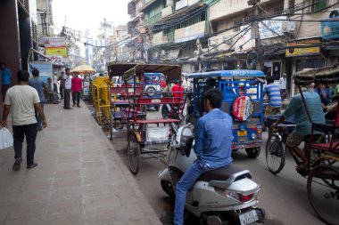 Yeni Delhi, Hindistan - 21 Temmuz 2018: Rickshaws, motosiklet, kalabalık sokak trafik ve ana ın Bazaarı ya da Paharganj ile kalabalık sokak görünümüne.