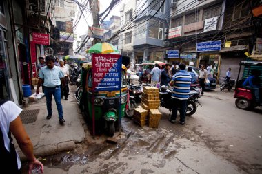 Yeni Delhi, Hindistan - 21 Temmuz 2018: Rickshaws, motosiklet, kalabalık sokak trafik ve ana ın Bazaarı ya da Paharganj ile kalabalık sokak görünümüne.