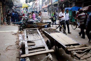 Yeni Delhi, Hindistan - 21 Temmuz 2018: Rickshaws, motosiklet, kalabalık sokak trafik ve ana ın Bazaarı ya da Paharganj ile kalabalık sokak görünümüne.