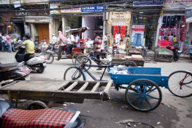 Yeni Delhi, Hindistan - 21 Temmuz 2018: Rickshaws, motosiklet, kalabalık sokak trafik ve ana ın Bazaarı ya da Paharganj ile kalabalık sokak görünümüne.