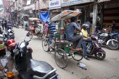 Yeni Delhi, Hindistan - 21 Temmuz 2018: Rickshaws, motosiklet, kalabalık sokak trafik ve ana ın Bazaarı ya da Paharganj ile kalabalık sokak görünümüne.