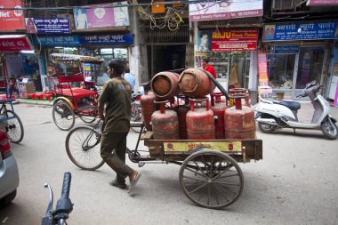 Yeni Delhi, Hindistan - 21 Temmuz 2018: Rickshaws, motosiklet, kalabalık sokak trafik ve ana ın Bazaarı ya da Paharganj ile kalabalık sokak görünümüne.