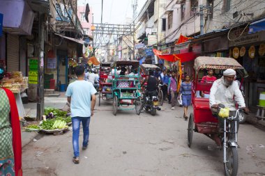 Yeni Delhi, Hindistan - 21 Temmuz 2018: Rickshaws, motosiklet, kalabalık sokak trafik ve ana ın Bazaarı ya da Paharganj ile kalabalık sokak görünümüne.