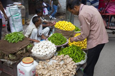 Yeni Delhi, Hindistan - 21 Temmuz 2018: Rickshaws, motosiklet, kalabalık sokak trafik ve ana ın Bazaarı ya da Paharganj ile kalabalık sokak görünümüne.