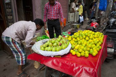 Yeni Delhi, Hindistan - 21 Temmuz 2018: Rickshaws, motosiklet, kalabalık sokak trafik ve ana ın Bazaarı ya da Paharganj ile kalabalık sokak görünümüne.