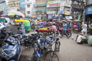 Yeni Delhi, Hindistan - 21 Temmuz 2018: Rickshaws, motosiklet, kalabalık sokak trafik ve ana ın Bazaarı ya da Paharganj ile kalabalık sokak görünümüne.