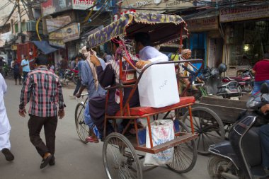 Yeni Delhi, Hindistan - 21 Temmuz 2018: Rickshaws, motosiklet, kalabalık sokak trafik ve ana ın Bazaarı ya da Paharganj ile kalabalık sokak görünümüne.
