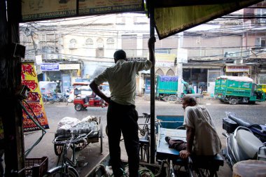 Yeni Delhi, Hindistan - 21 Temmuz 2018: Rickshaws, motosiklet, kalabalık sokak trafik ve ana ın Bazaarı ya da Paharganj ile kalabalık sokak görünümüne.